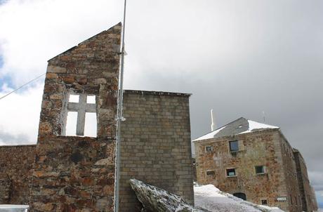 La Peña de Francia, cielo terrenal y divino de Salamanca La hospedería de la Peña de Francia, a la derecha