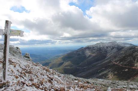 La Peña de Francia, cielo terrenal y divino de Salamanca Panorámica del Paso de los Lobos y señalización de la ruta a Monsagro Peña de Francia