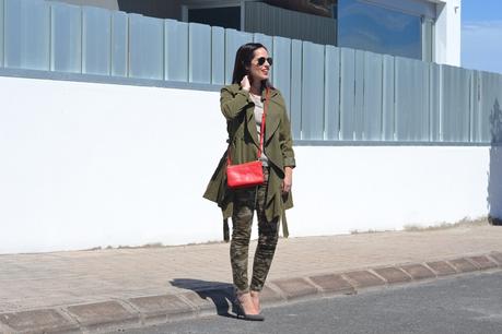 trench-camo-jeans-khaki-outfit-street-style