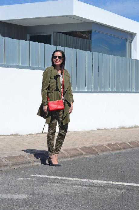 camo-jeans-green-trench-outfit