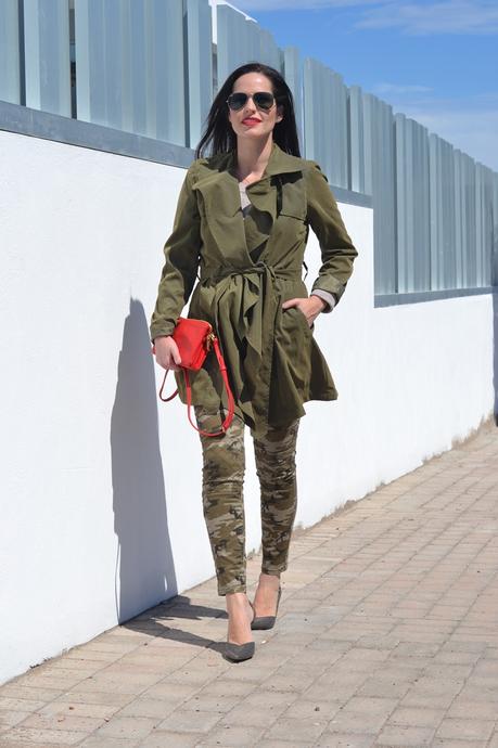 trench-and-camo-mix-outfit-street-style