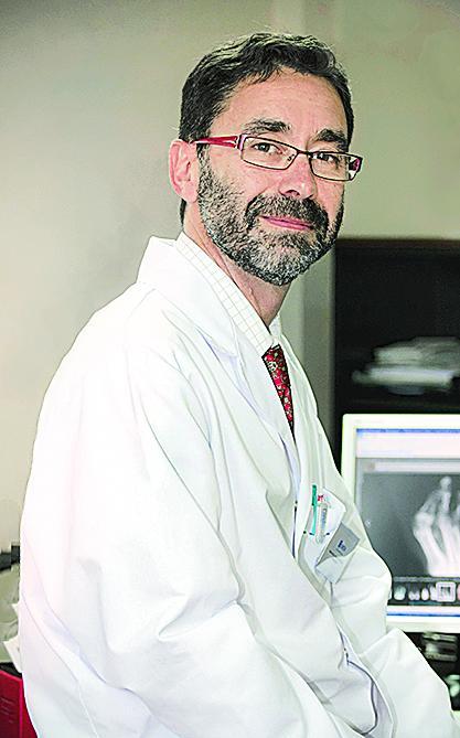 Cinco pacientes de bata blanca. Cinco pacientes de bata blanca.