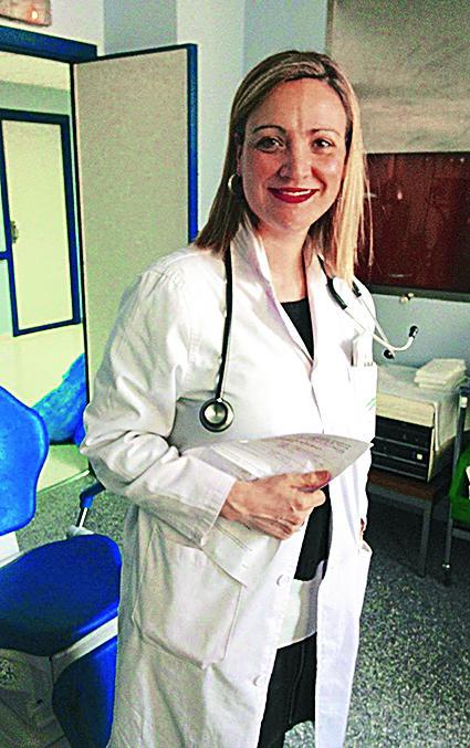 Cinco pacientes de bata blanca. Cinco pacientes de bata blanca.