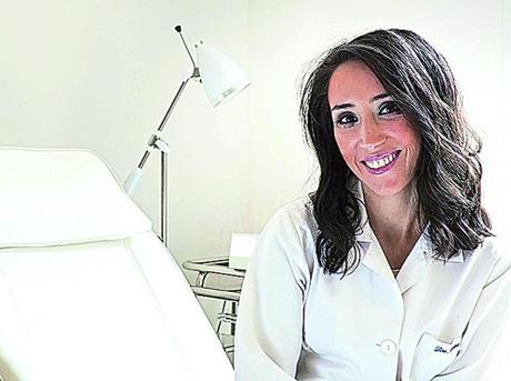 Cinco pacientes de bata blanca. Cinco pacientes de bata blanca.