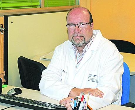 Cinco pacientes de bata blanca. Cinco pacientes de bata blanca.