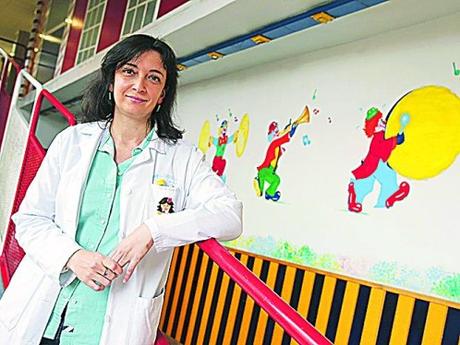 Cinco pacientes de bata blanca. Cinco pacientes de bata blanca.