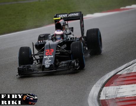 McLaren vuelve a caer en la Q2, Alonso estalla en frustración