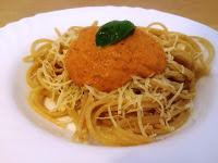 Pasta integral al toque de queso francés con salsa romesco Pasta integral al toque de queso francés con salsa romesco