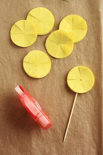 Como hacer pompones para decorar cupcakes Como hacer pompones para decorar cupcakes
