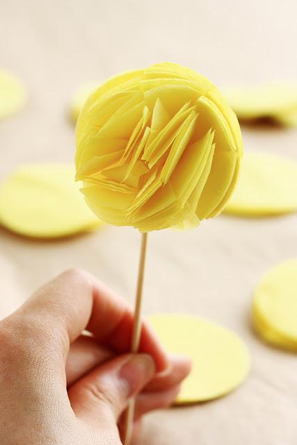 Como hacer pompones para decorar cupcakes Como hacer pompones para decorar cupcakes