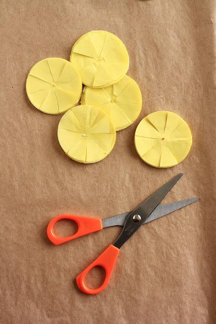 Como hacer pompones para decorar cupcakes Como hacer pompones para decorar cupcakes