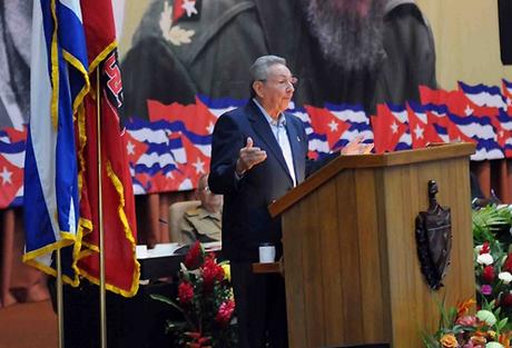 Raúl Castro: “Si en Cuba tuviéramos dos partidos, Fidel dirige uno y yo el otro” image