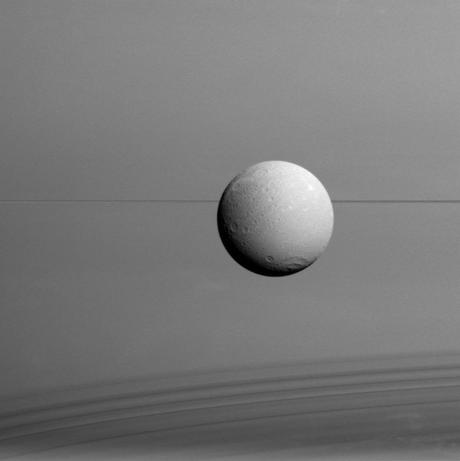 Dione, anillos, sombras y Saturno