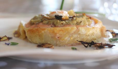 Tournedos de Salmón y Hojaldre Rellenos con Crema de Alcachofas