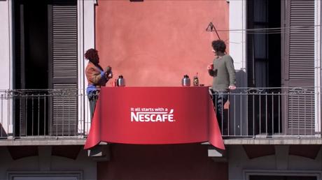 Nescafé une a estos vecinos a través de un café entre balcón y balcón nescafé nextdoor hello tiempodepublicidad
