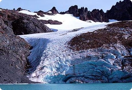 Refugio Hielo Azul (El Bolsón) en medio de lengas achaparradas y  pedreros