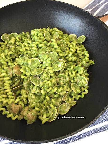 FUSILLI CON CHIRLAS Y PESTO DE ESPINACAS