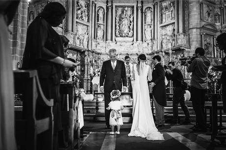 novios-altar-catedral-barbastro-fotografo-boda-pirineos