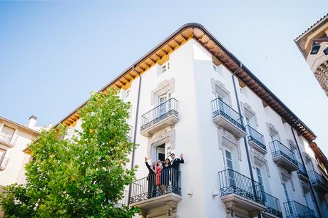 familia-novio-saludando-balcon-fotografo-boda-pirineos