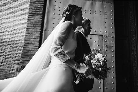 entreda-catedral-barbastro-fotografo-boda-pirineos