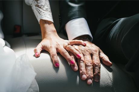 manos-novia-padrino-fotografo-boda-pirineos