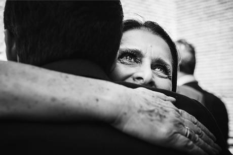 abrazo-novio-mirada-fotografo-boda-pirineos