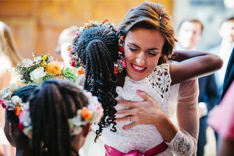 abrazo-novia-niñas-fotografo-boda-pirineos