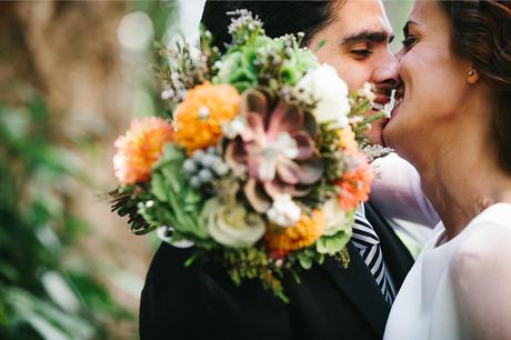 beso-novios-ramo-fotografo-boda-pirineos