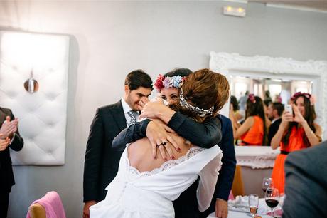 abrazo-amiga-novia-fotografo-boda-pirineos