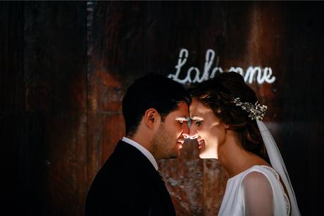 retrato-novios-iluminados-bodega-fotografo-boda-pirineos