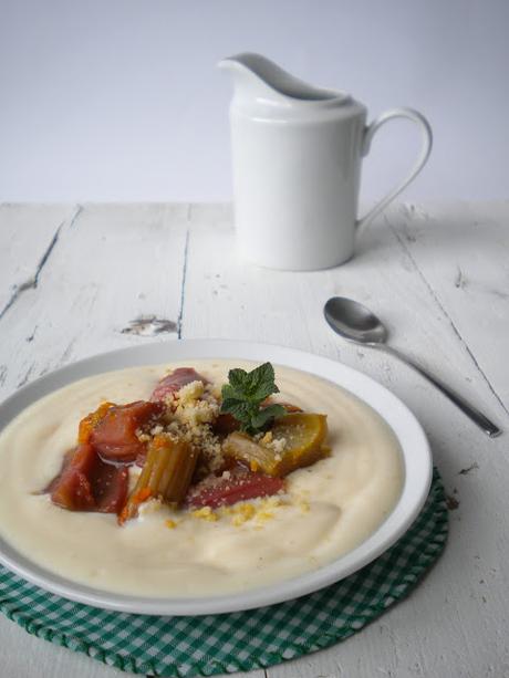 Ruibarbo confitado con crema pastelera y topping de shortbread desmenuzado Ruibarbo confitado con crema pastelera y topping de shortbread desmenuzado