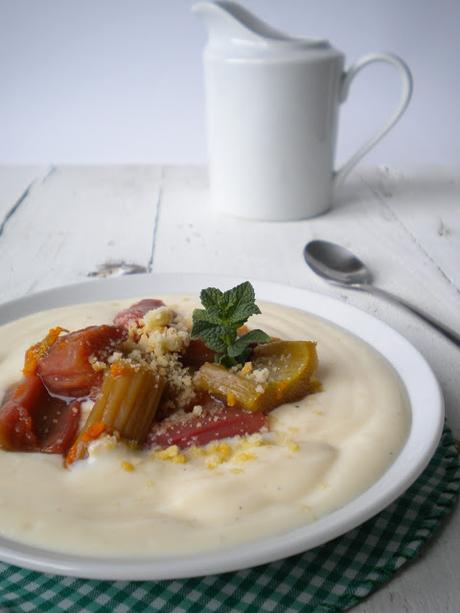 Ruibarbo confitado con crema pastelera y topping de shortbread desmenuzado Ruibarbo confitado con crema pastelera y topping de shortbread desmenuzado