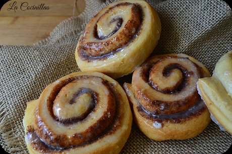 ROLLITOS DE CANELA GLASEADOS