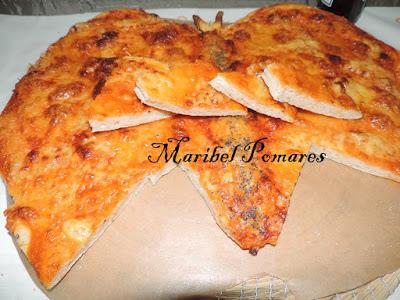 Pizza dominós cuatro quesos en forma de mariposa.