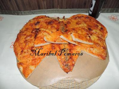 Pizza dominós cuatro quesos en forma de mariposa.