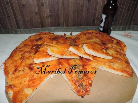 Pizza dominós cuatro quesos en forma de mariposa.