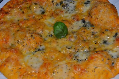 Pizza de cuatro quesos con semillas de amapola Pizza de cuatro quesos con semillas de amapola