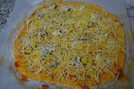 Pizza de cuatro quesos con semillas de amapola Pizza de cuatro quesos con semillas de amapola