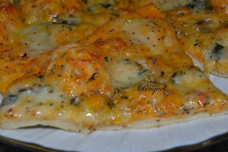 Pizza de cuatro quesos con semillas de amapola Pizza de cuatro quesos con semillas de amapola