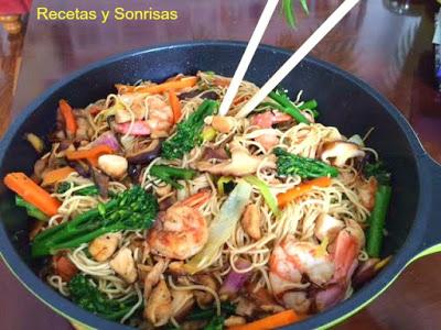 NOODLES CON GAMBAS, POLLO , BIMIS Y SETAS NOODLES CON GAMBAS, POLLO , BIMIS Y SETAS