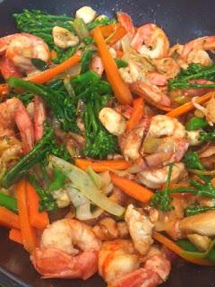 NOODLES CON GAMBAS, POLLO , BIMIS Y SETAS NOODLES CON GAMBAS, POLLO , BIMIS Y SETAS