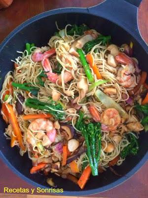 NOODLES CON GAMBAS, POLLO , BIMIS Y SETAS NOODLES CON GAMBAS, POLLO , BIMIS Y SETAS