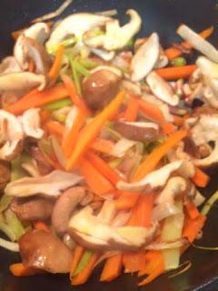 NOODLES CON GAMBAS, POLLO , BIMIS Y SETAS NOODLES CON GAMBAS, POLLO , BIMIS Y SETAS
