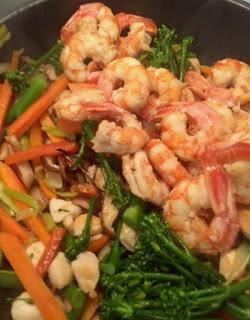 NOODLES CON GAMBAS, POLLO , BIMIS Y SETAS NOODLES CON GAMBAS, POLLO , BIMIS Y SETAS