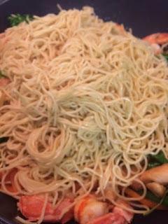 NOODLES CON GAMBAS, POLLO , BIMIS Y SETAS NOODLES CON GAMBAS, POLLO , BIMIS Y SETAS