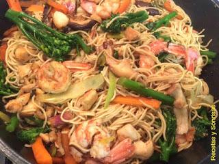 NOODLES CON GAMBAS, POLLO , BIMIS Y SETAS NOODLES CON GAMBAS, POLLO , BIMIS Y SETAS