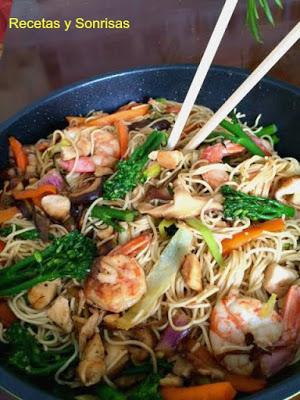NOODLES CON GAMBAS, POLLO , BIMIS Y SETAS NOODLES CON GAMBAS, POLLO , BIMIS Y SETAS