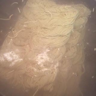 NOODLES CON GAMBAS, POLLO , BIMIS Y SETAS NOODLES CON GAMBAS, POLLO , BIMIS Y SETAS