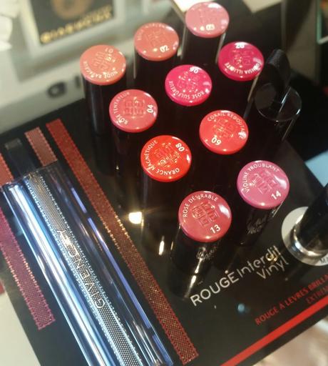 Rouge Interdit Vinyl: brillo, volumen y distinción en los labios. Rouge Interdit Vinyl: brillo, volumen y distinción en los labios.