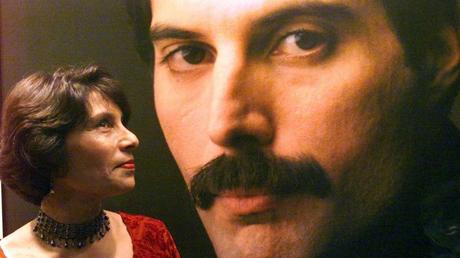 Científicos explican la increíble voz de canto de Freddie Mercury File photo - Kash Cooke, sister of Freddie Mercury, the lead singer of the rock band Queen attends the opening of a photographic exhibition documenting the singer's life (Reuters).
